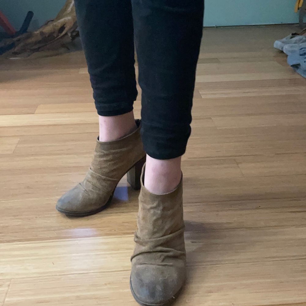 Adorable, booties with back-zipper.